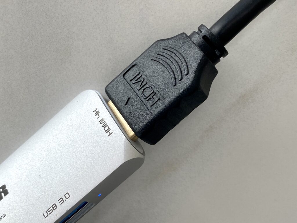 USBハブ（TUNEWEAR ALMIGHTY DOCK CM2）を介したHDMIケーブル接続