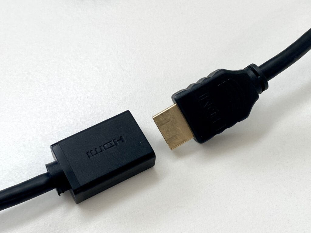HDMIケーブルをHDMI to mini HDMIケーブルでmini HDMIのポートに挿せるよう変換