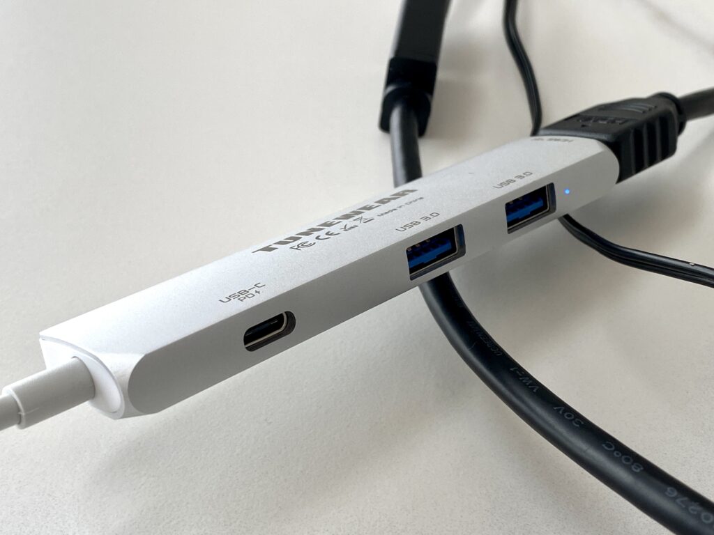 USBハブ（TUNEWEAR ALMIGHTY DOCK CM2）を介してHDMI接続